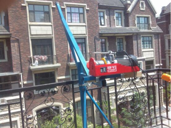 微型電動(dòng)葫蘆在小區(qū)內(nèi)的使用情景 微型電動(dòng)葫蘆在小區(qū)內(nèi)的使用情景